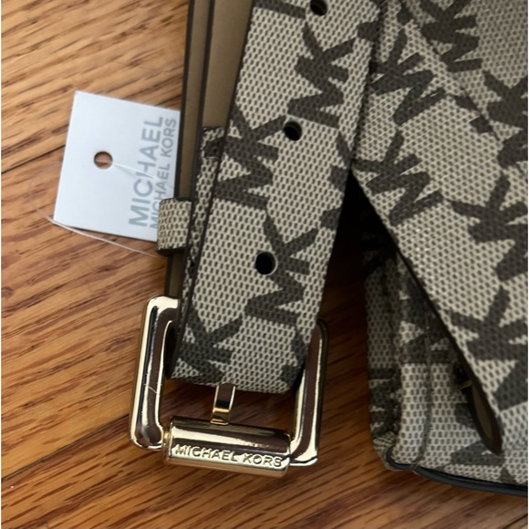 Michael Kors Cambodia Belt Bag Women’s S/M Brown Tan Logo Zip Adjustable NWT - Picture 7 of 11